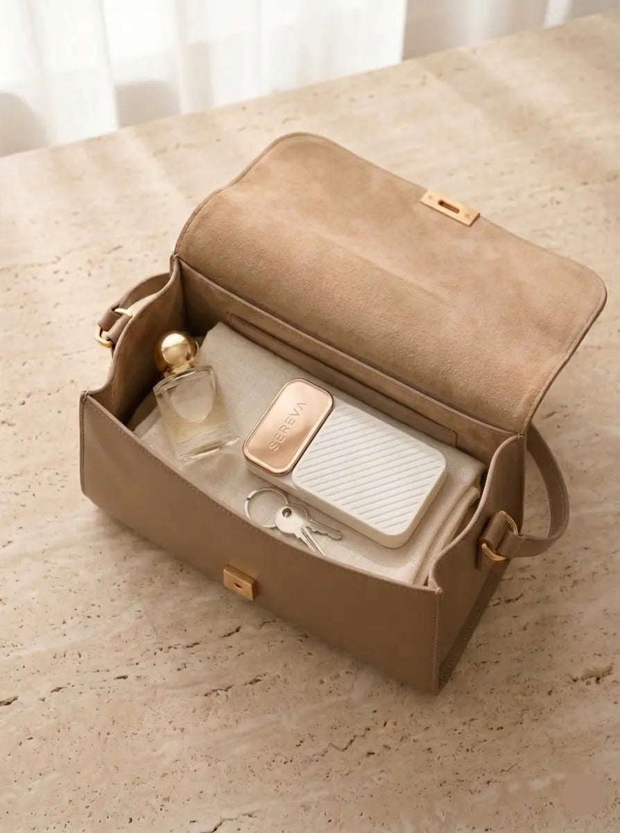 pilulier blanc dans sac a main femme