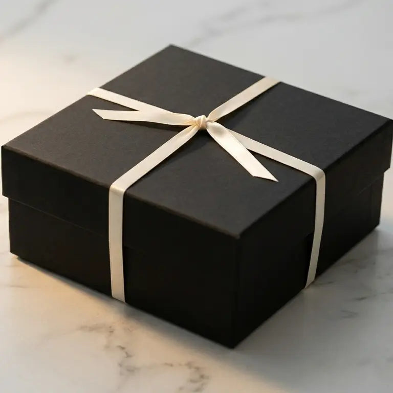 Coffret Cadeau SEREVA - Boîte rigide noire · Ruban ivoire · Carte calligraphiée