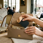 femme parisienne sort pilulier noir de son sac