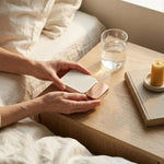 femme depose pilulier blanc sur table chevet